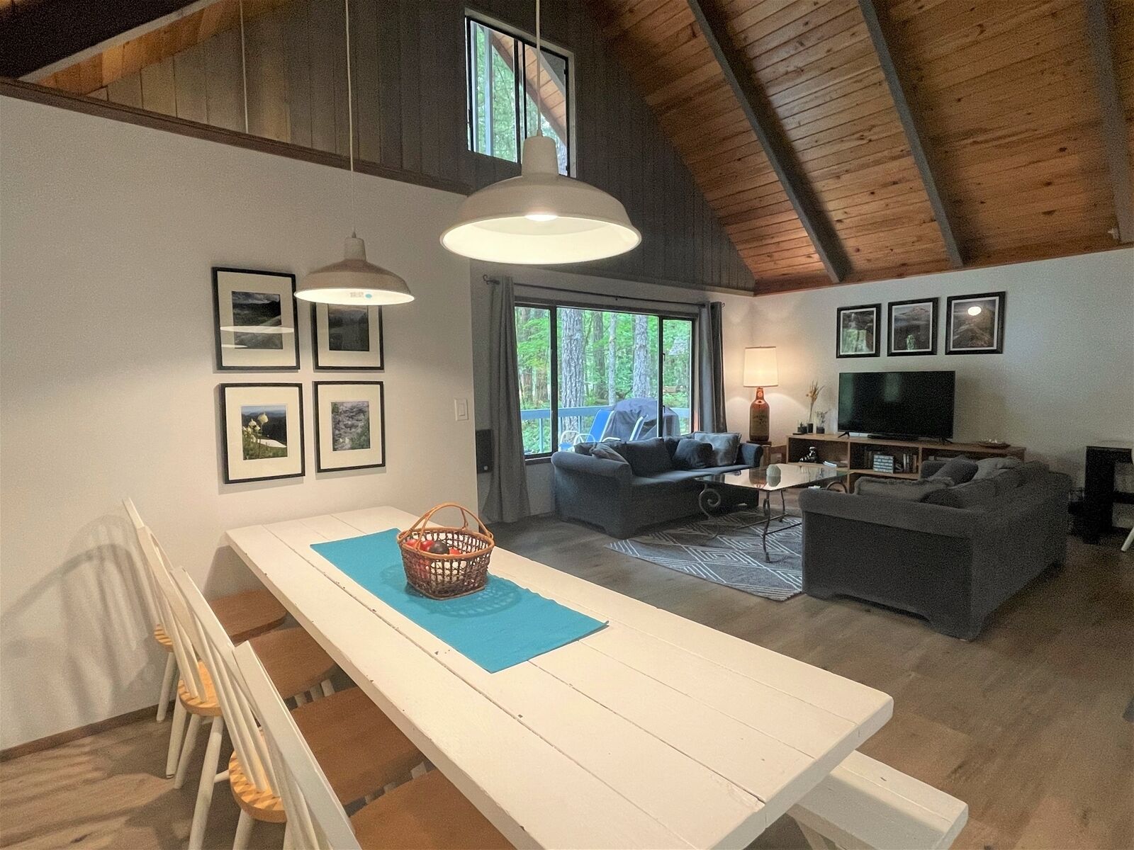 Smart TV, fireplace, DVD player