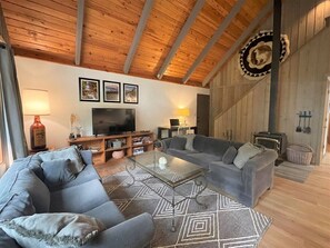 TV, fireplace - Rainier Retreat | Wifi, Mt Rainier, White Pass, sl (Packwood)