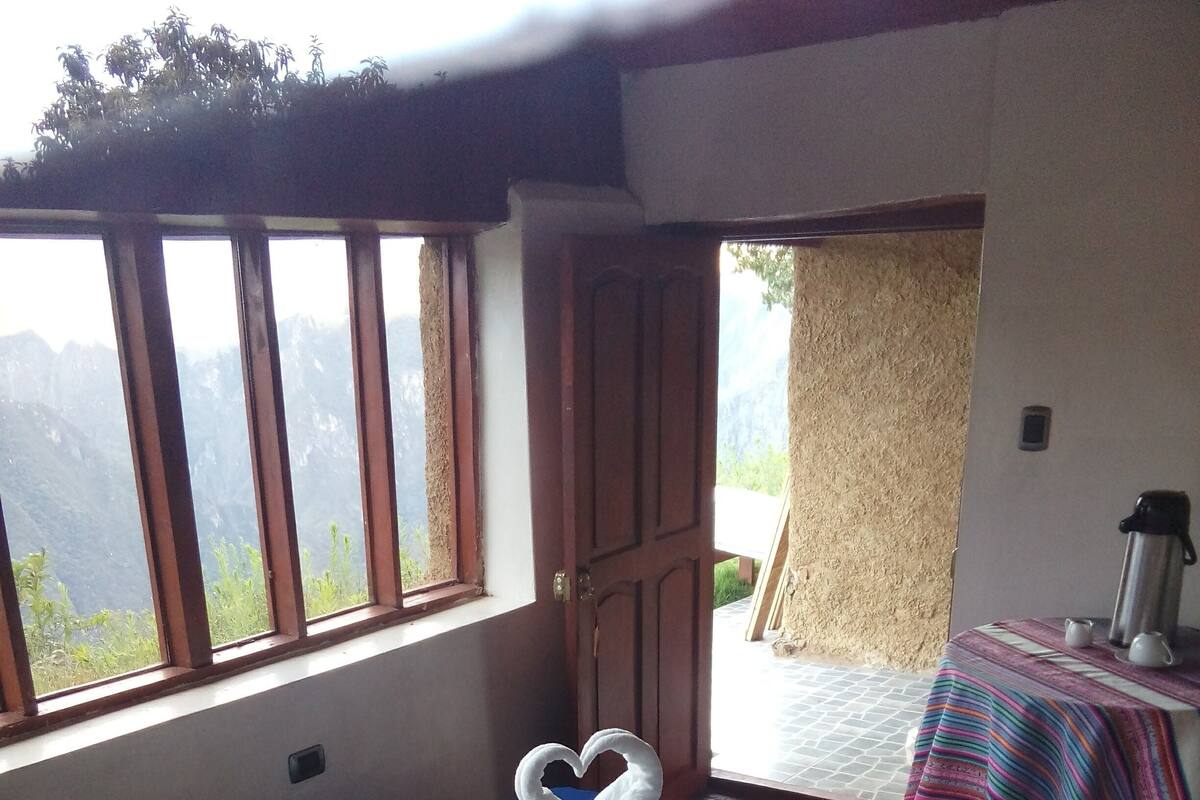 Escritorio, espacio para trabajar con laptop y cortinas blackout 