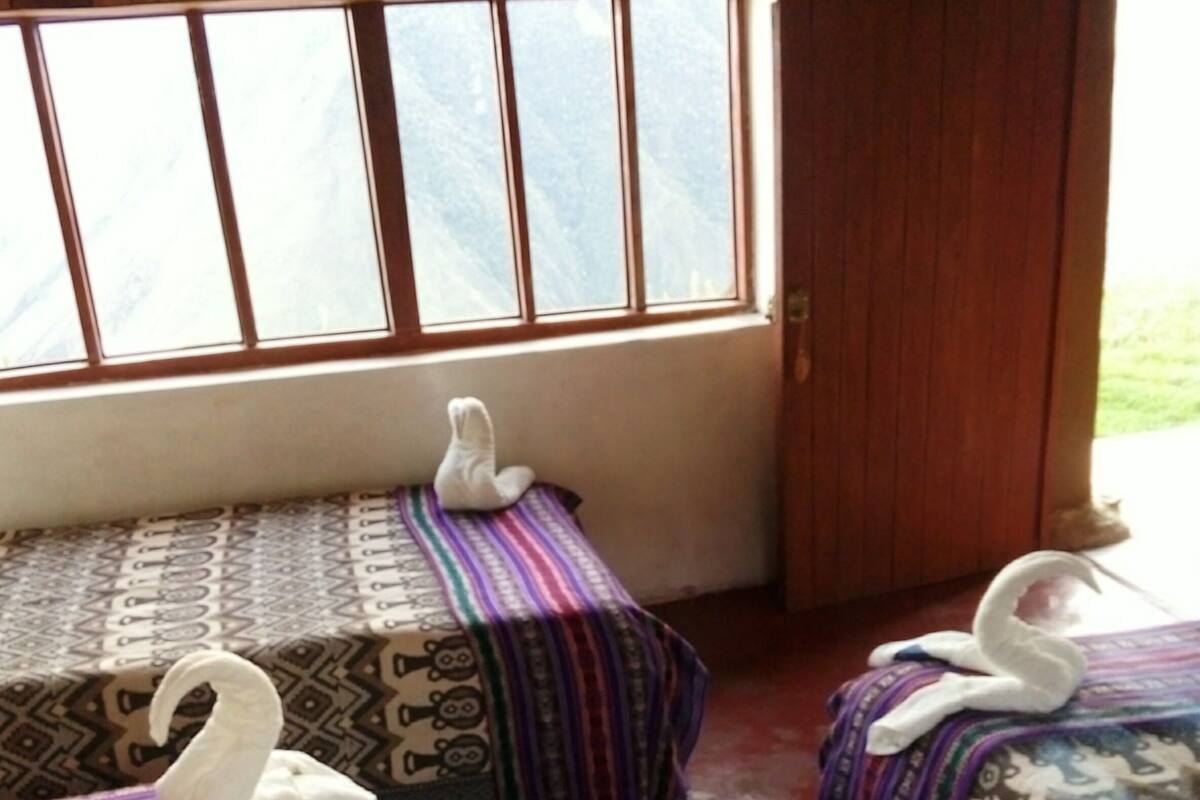 Escritorio, espacio para trabajar con laptop y cortinas blackout 