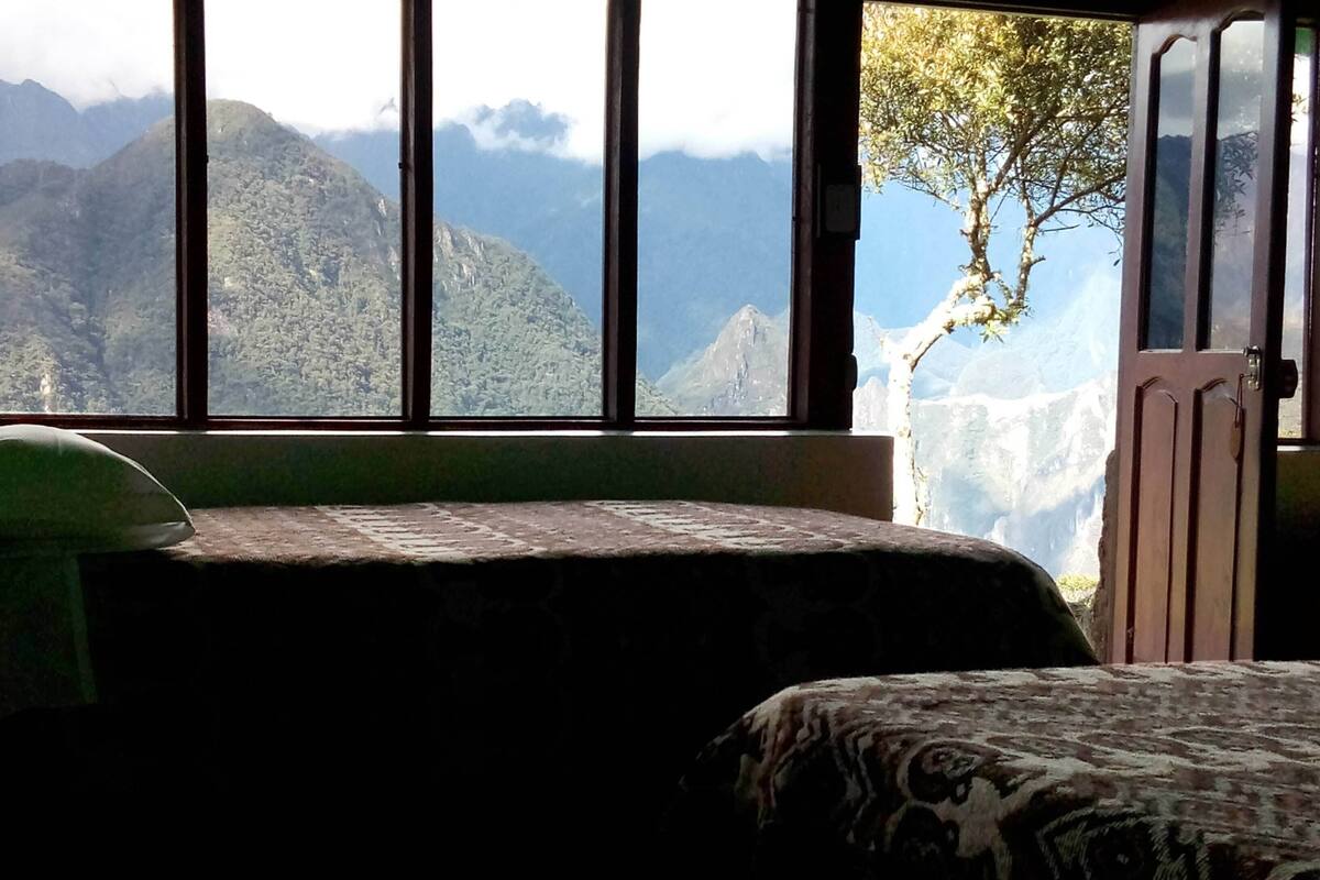 Escritorio, espacio para trabajar con laptop y cortinas blackout 