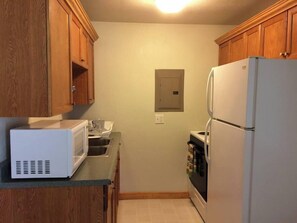 Kjøleskap, mikrobølgeovn, ovn og kokeplater