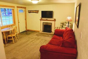 TV, fireplace - Rainier View | Mt Rainier, White Pass (Packwood)
