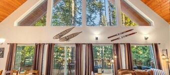 `Antler Ridge` Hot tub, Wifi, BBQ, River Access!