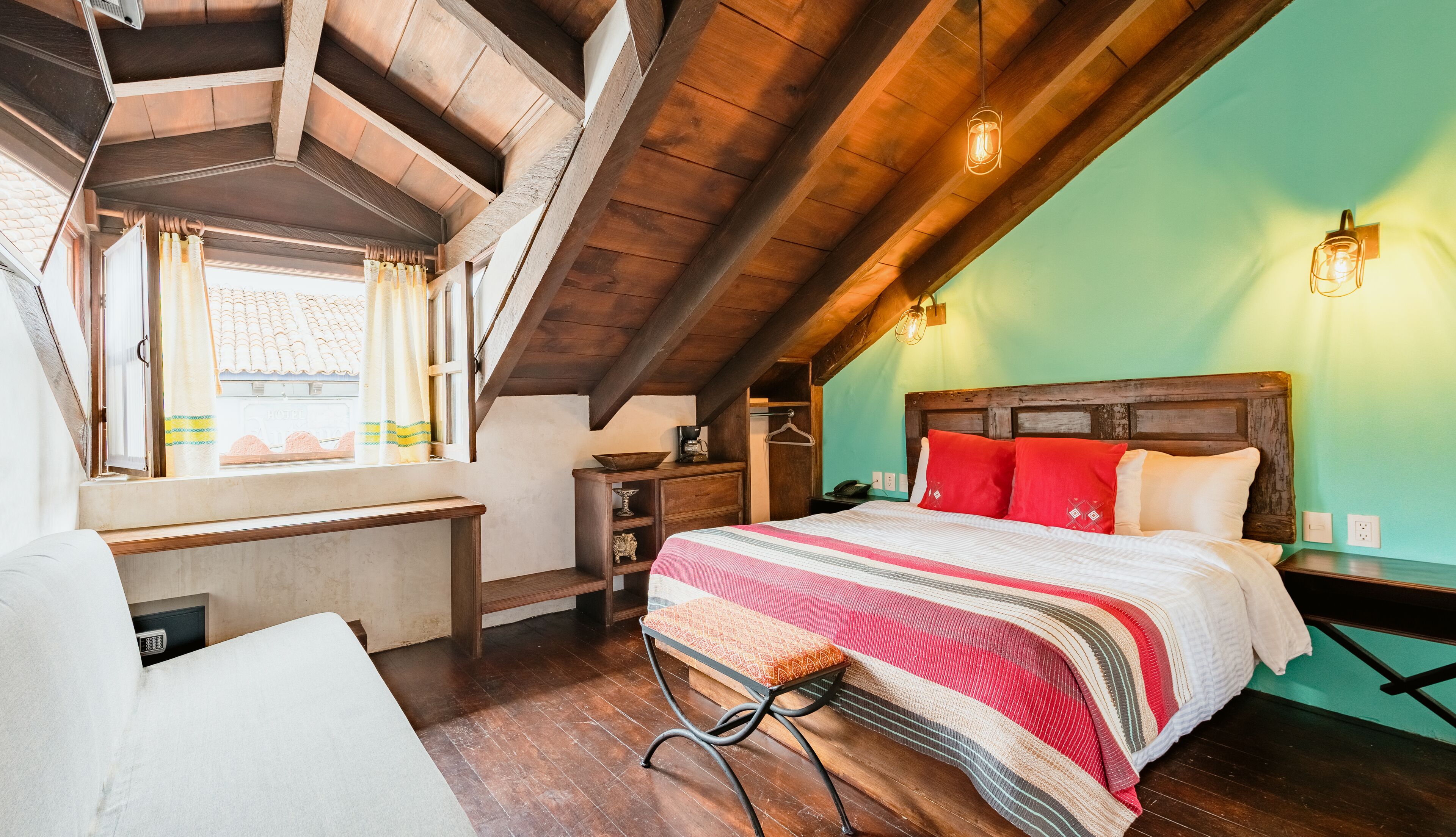 deluxe double room | 1 bedroom, in-room safe, desk, free wifi