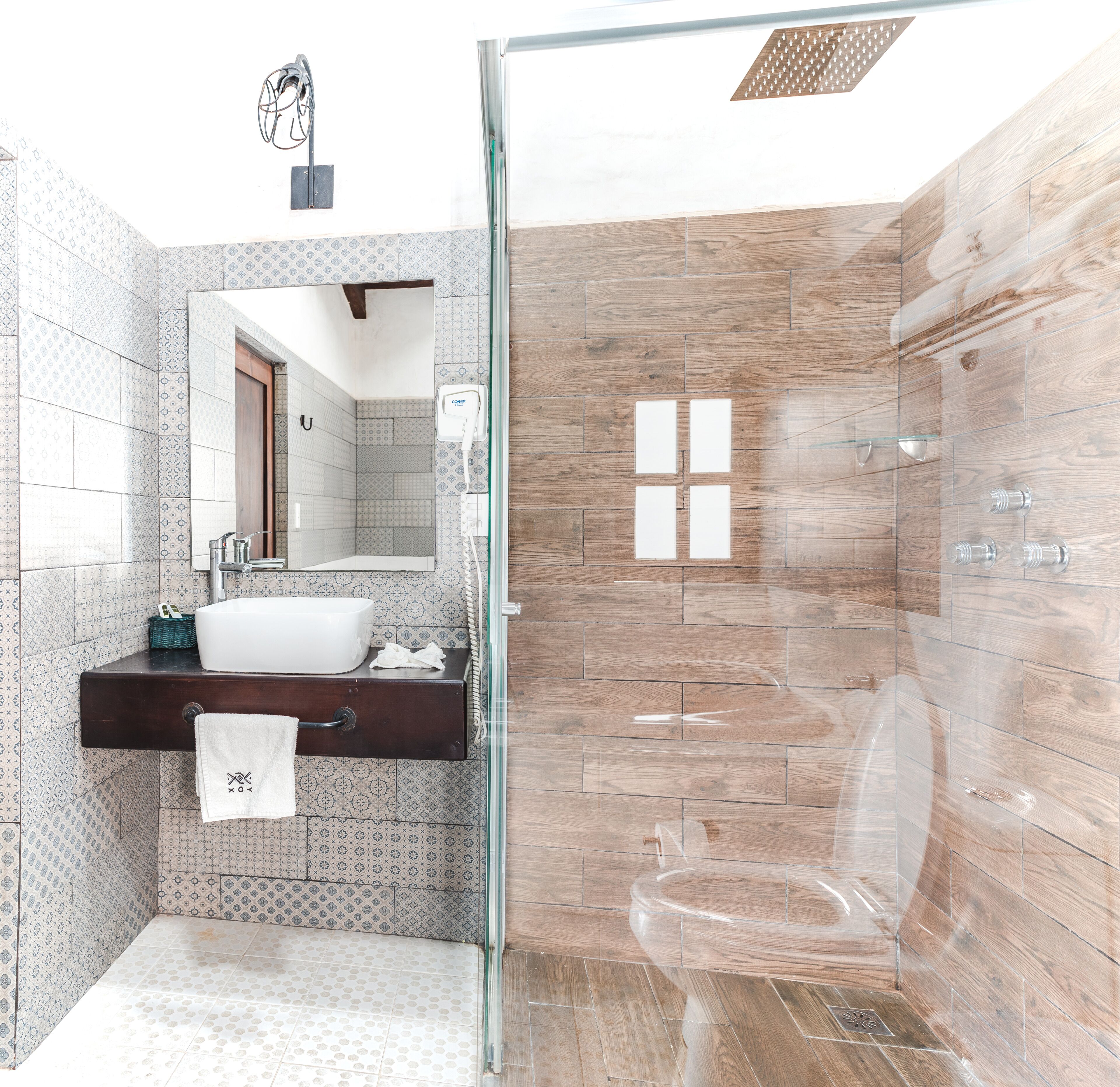 junior suite | bathroom | free toiletries, hair dryer, towels, soap