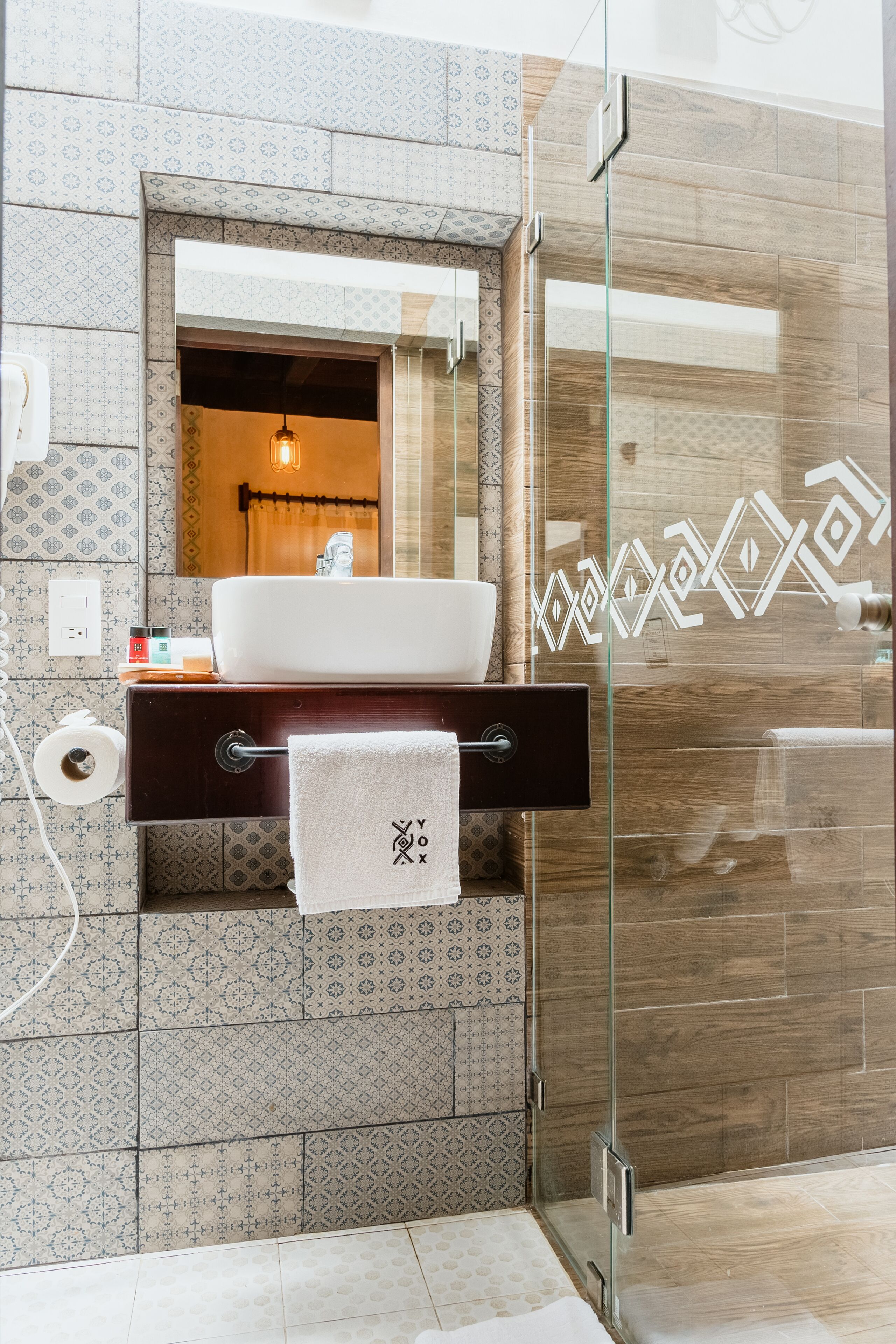 basic room | bathroom | free toiletries, hair dryer, towels, soap