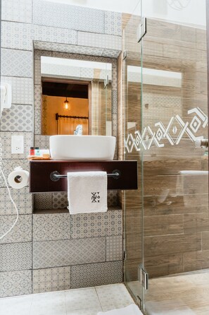 Habitación básica | Baño | Amenidades de baño gratuitas, secadora de cabello, toallas, jabón 