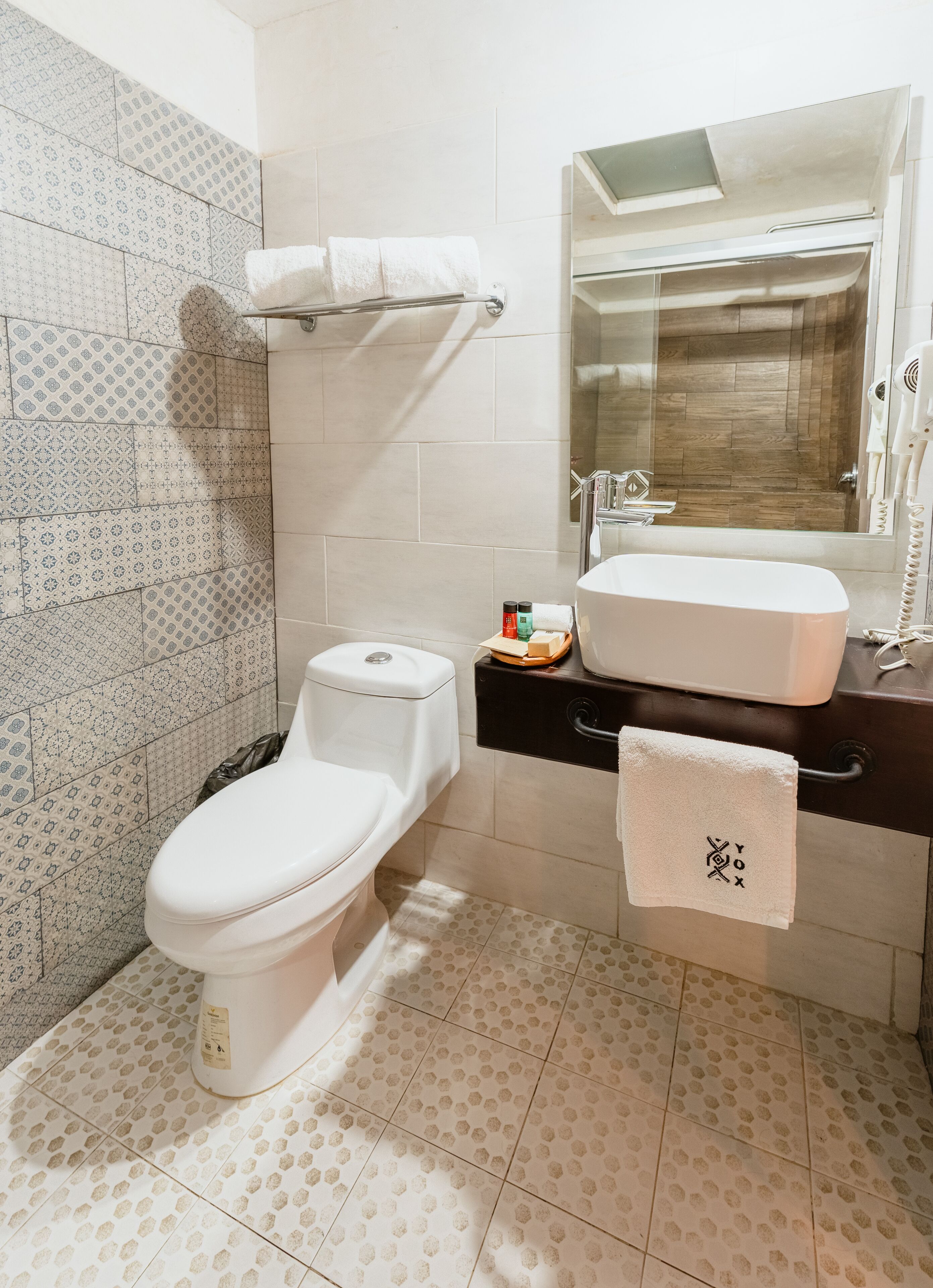 deluxe double room | bathroom | free toiletries, hair dryer, towels, soap