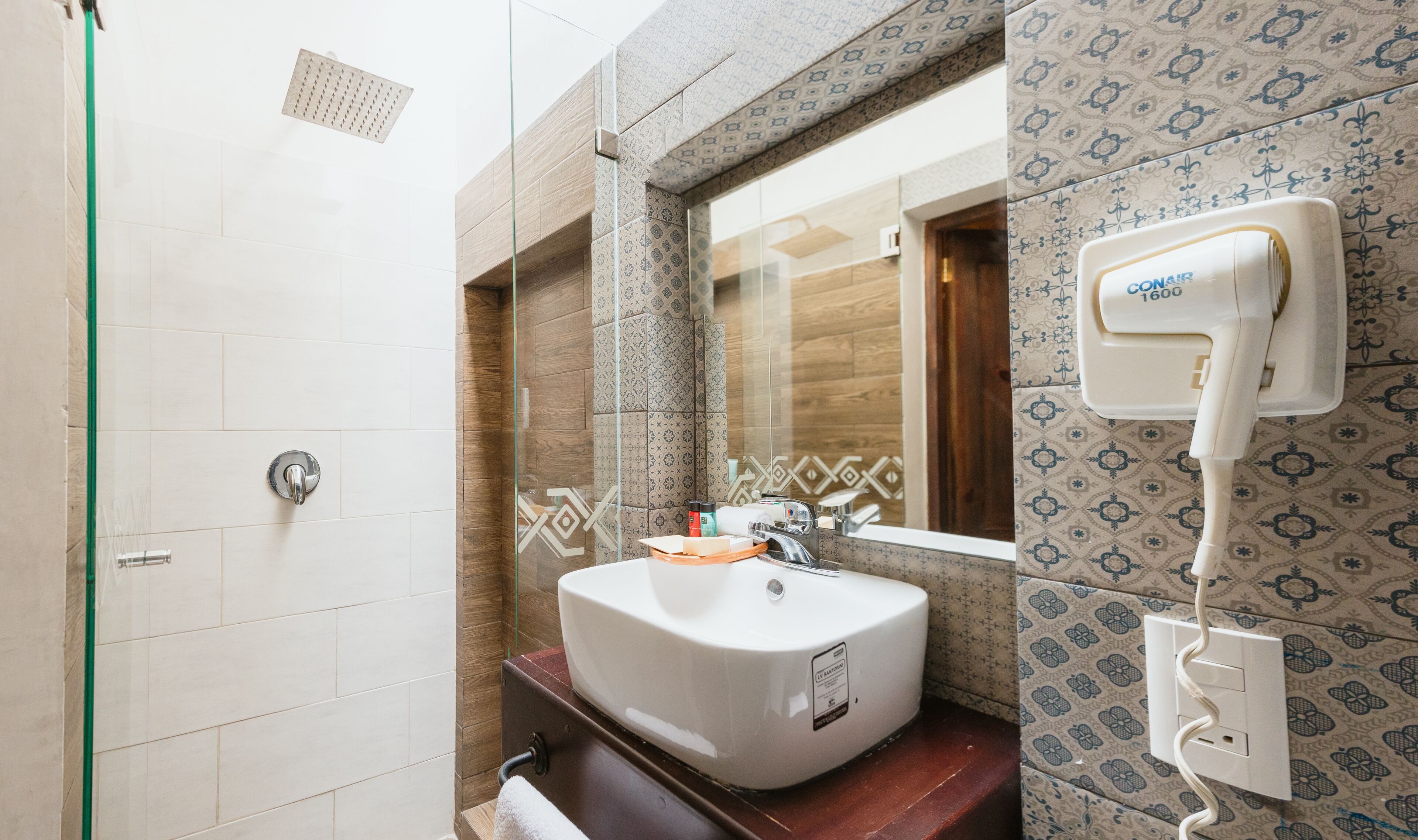 basic room | bathroom | free toiletries, hair dryer, towels, soap