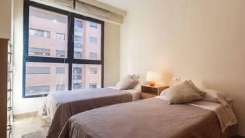 2 chambres, bureau, fer et planche Ă  repasser, lit parapluie