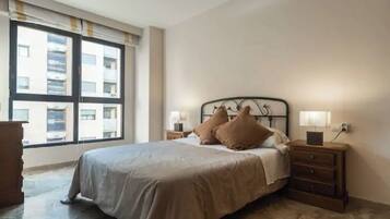 2 chambres, bureau, fer et planche Ă repasser, lit parapluie