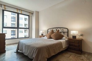 2 camere, una scrivania, ferro/asse da stiro, culla da viaggio