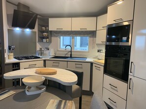 Kühlschrank, Mikrowelle, Ofen, Geschirrspüler