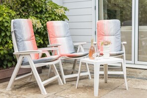 Terrace/patio - 'The Port Hole' - central Mudeford and close to the beach (Christchurch)