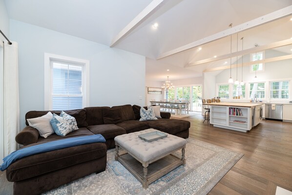 Televisión, chimenea y libros 