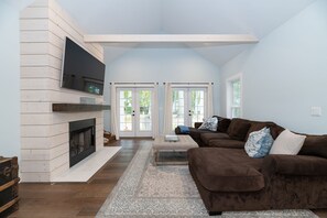 Televisión, chimenea y libros 