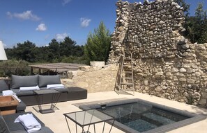 Outdoor spa tub - Mas 5* with stones, heart of the Alpilles - Superb view - Pool and Jacuzzi (LES BAUX DE PROVENCE)