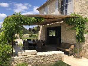 Outdoor dining - Mas 5* with stones, heart of the Alpilles - Superb view - Pool and Jacuzzi (LES BAUX DE PROVENCE)