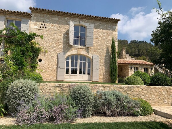 Exterior - Mas 5* with stones, heart of the Alpilles - Superb view - Pool and Jacuzzi (LES BAUX DE PROVENCE)