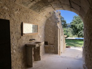 Property grounds - Mas 5* with stones, heart of the Alpilles - Superb view - Pool and Jacuzzi (LES BAUX DE PROVENCE)