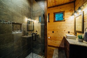 Bathroom - Fishin' in the Dark- private shoreline view for lounging or fishing (broken bow)