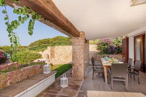 Outdoor dining - Villa Belle: private pool near the beach (Aglientu)