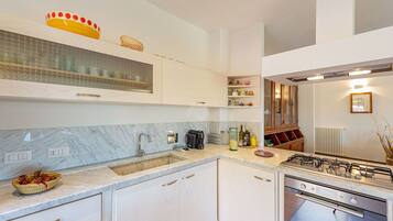 Kühlschrank, Ofen, Herdplatte, Geschirrspüler