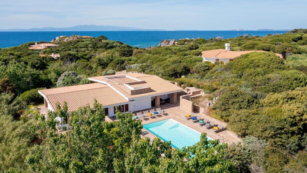 A villa with a swimming pool, surrounded by lush greenery and overlooking the sea. - Villa Belle: private pool near the beach (Aglientu)