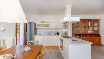 Kühlschrank, Ofen, Herdplatte, Geschirrspüler