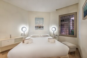 3 chambres, coffres-forts dans les chambres, fer et planche à repasser