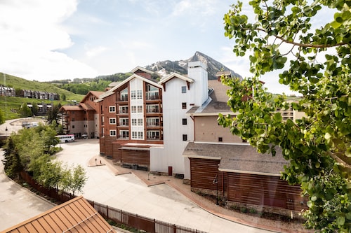 555 Mt. Crested Butte Grand Lodge Condo with views