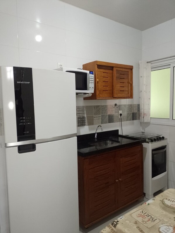 Een koelkast, een microgolfoven, een oven, een kookplaat