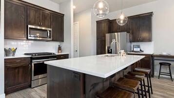 Geladeira, micro-ondas, fogão, cooktop