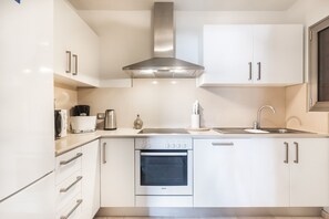 Kühlschrank, Mikrowelle, Ofen, Geschirrspüler