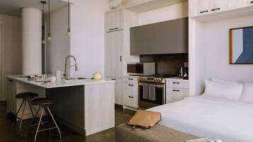 Stort kylskÄp, mikrovÄgsugn, ugn och kaffe- och tebryggare