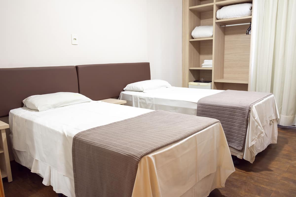 Standard Twin Room | Minibar, desk, WiFi (free), bed sheets
