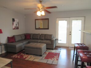 TV - 4 Bedroom Home - Great Location Sleep 9 Guest . 7 beds (Garland)