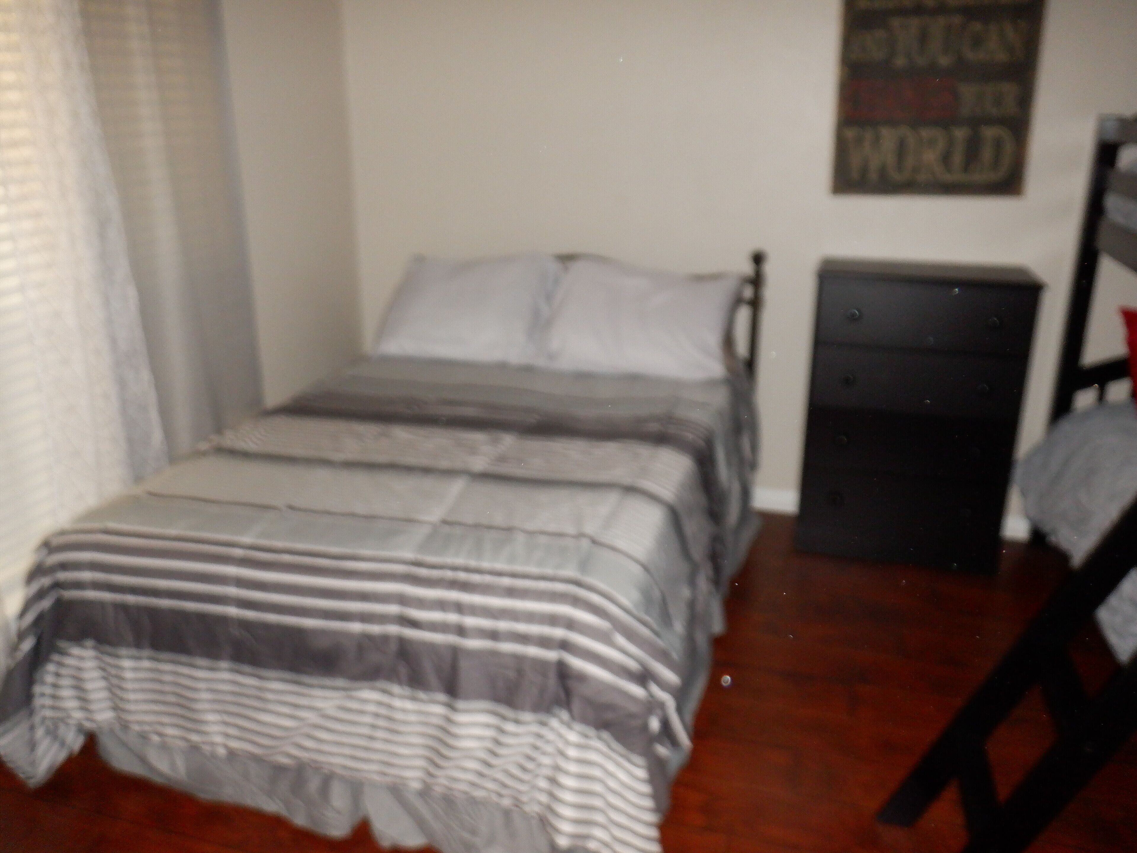4 Bedroom Home - Great Location (Sleep 10 Guest)