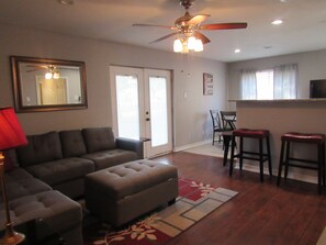 TV - 4 Bedroom Home - Great Location Sleep 9 Guest . 7 beds (Garland)