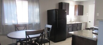 4 Bedroom Home - Great Location Sleep 9 Guest . 7 beds