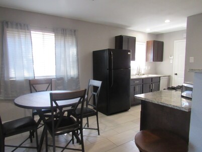 4 Bedroom Home - Great Location Sleep 9 Guest . 7 beds