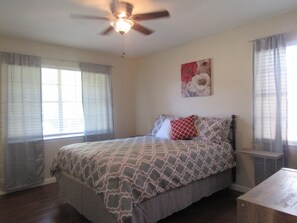 4 bedrooms, iron/ironing board, WiFi, bed sheets