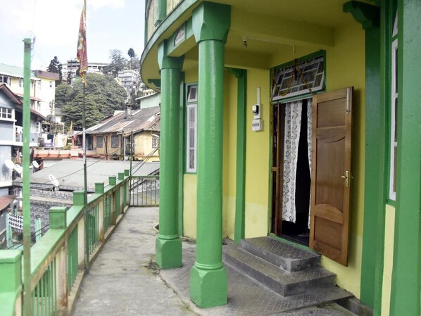 Exterior detail - Great View Of Kanchenjunga (Darjeeling)