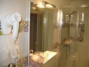 Comfort Double Room | Bathroom | Free toiletries, hair dryer, towels