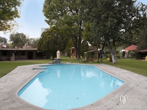 Una piscina al aire libre