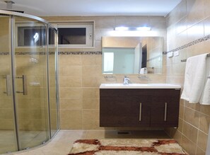Shower, bidet, towels - Villa Sweet Dreams (Willemstad)