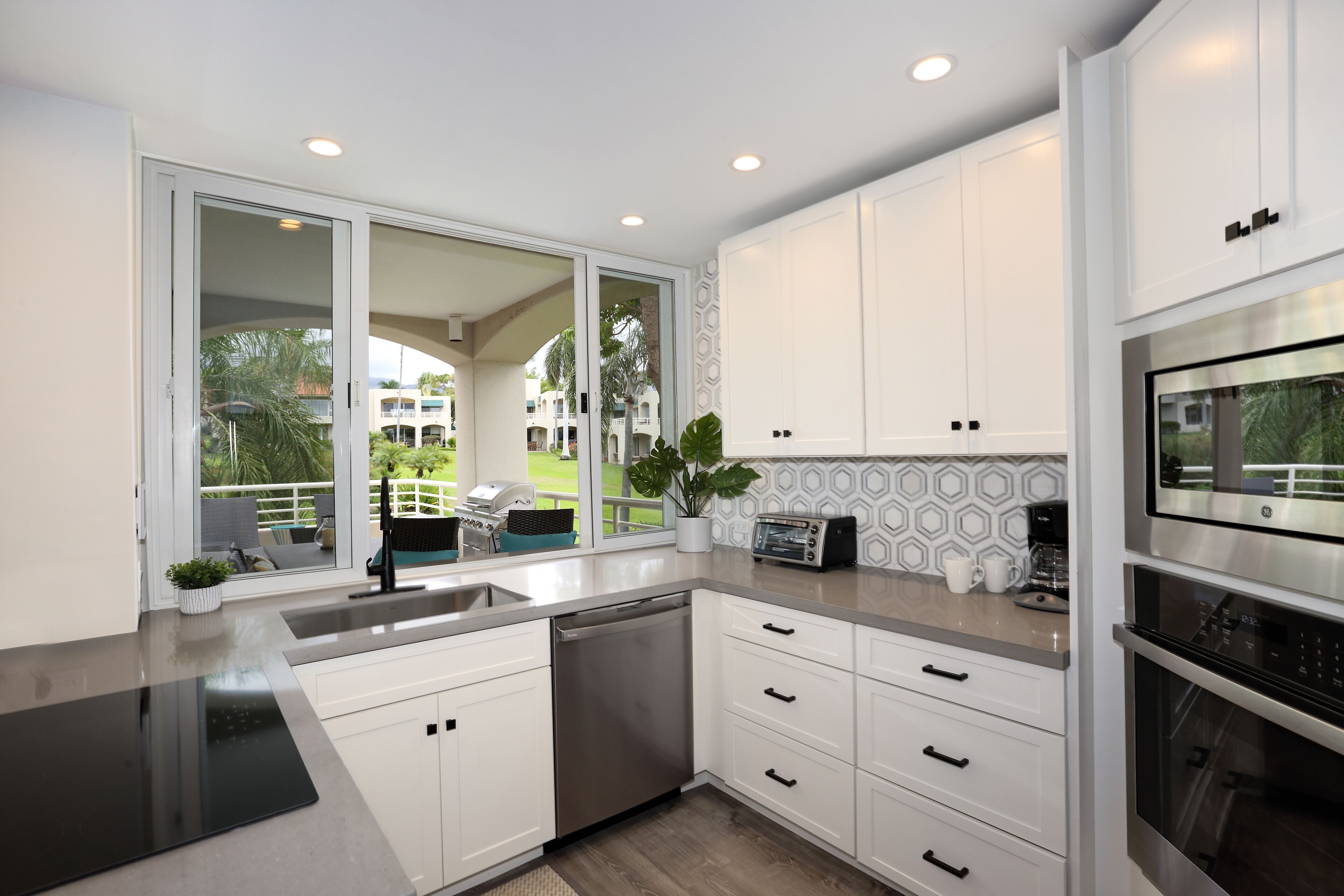 Kylskåp, mikrovågsugn, ugn och spishäll