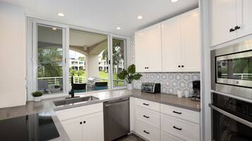 Kylskåp, mikrovågsugn, ugn och spishäll