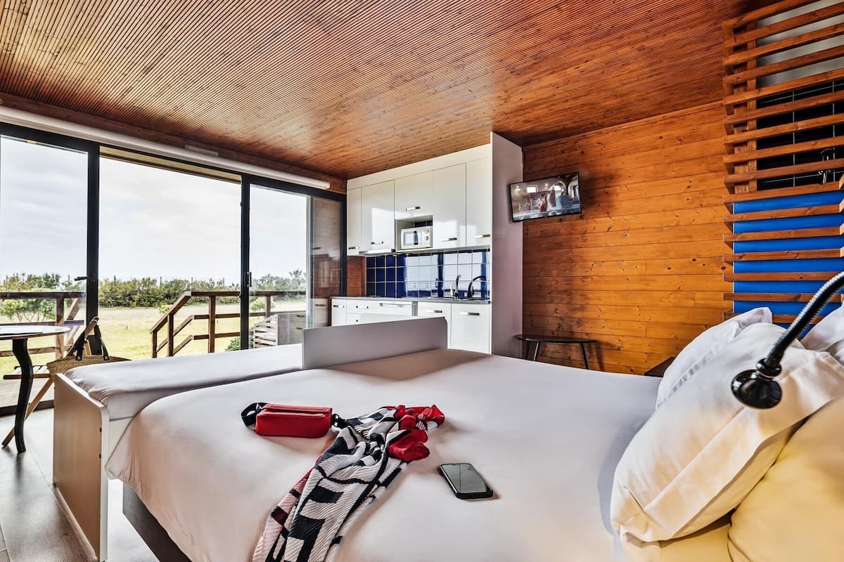 Deluxe Bungalow, Kitchenette | Soundproofing, free WiFi, bed sheets, wheelchair access